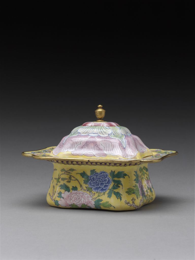 图片[1]-Qianlong style enamel peony pattern sunflower petal spittle bowl-China Archive